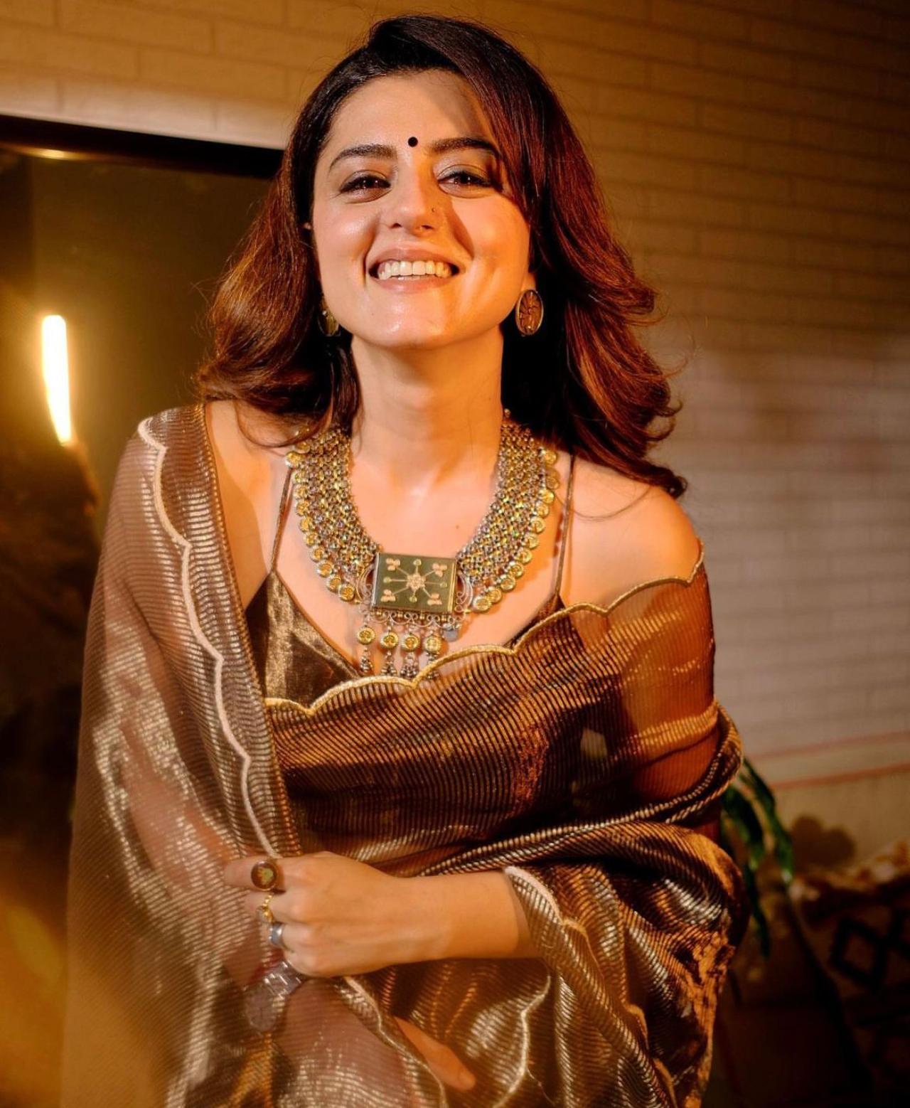 Gold Zari Saree
A Zari saree is a must in any wardrobe, Riddhi is seen wearing a golden zari saree with Gold oxidised heavy statement neck piece. And a black bindi to finish the look