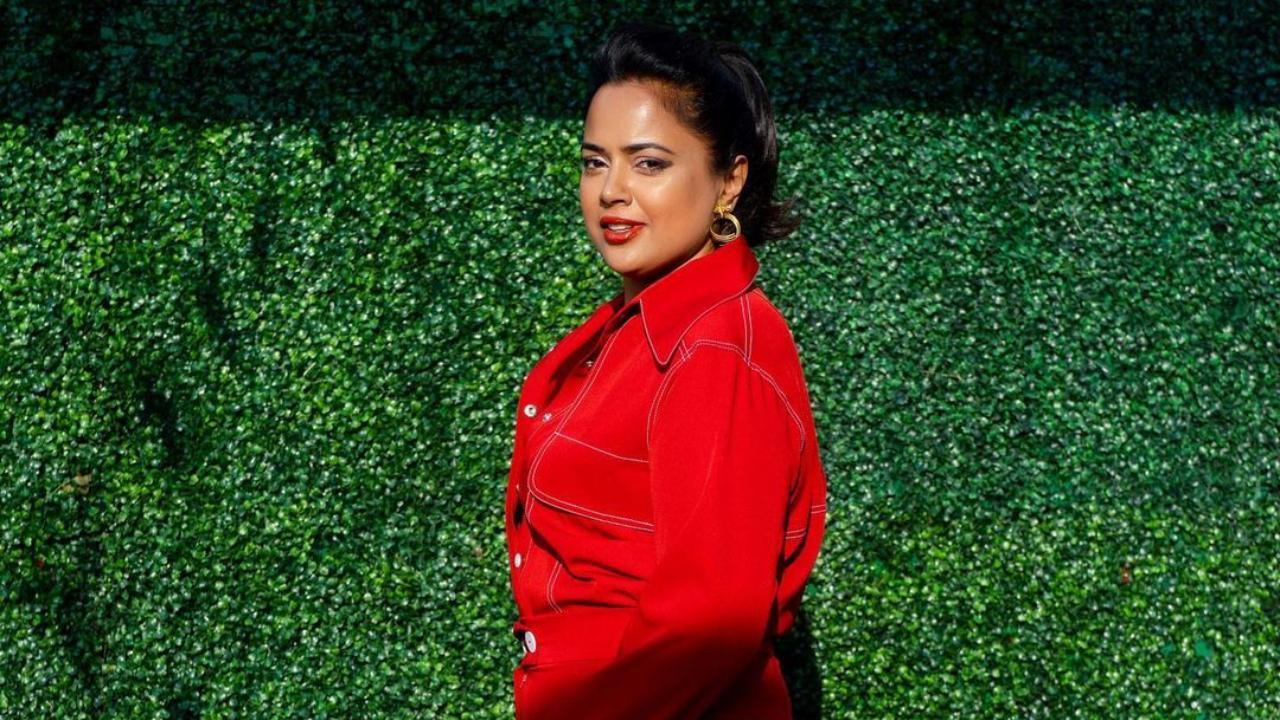 'Photoshop zindabad', says Sameera Reddy sharing a throwback picture of herself