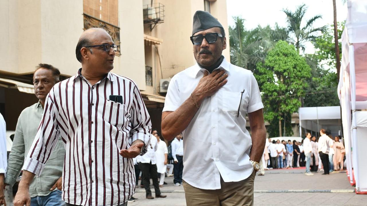 Jackie Shroff who had worked with Kaushik on several movies including Ram Lakhan was spotted in his trademark cap and glasses.