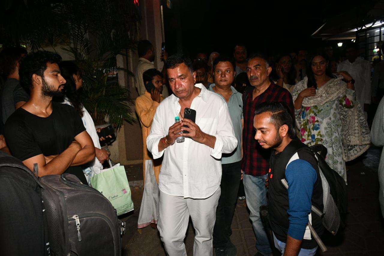 Stunt director Sham Kaushal, father of Vicky Kaushal, was visibly emotional as he arrived for the last rites