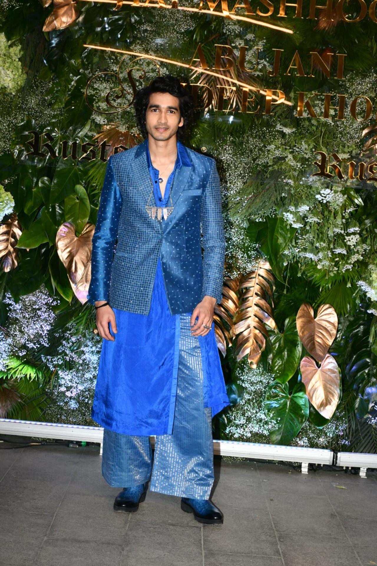 'Gangubai Kathiawadi' fame Shantanu Maheshwari looked dapper in an electric blue ethnic ensemble. The star layered his outfit with a kurta as the base and a coat over it, paired with some sharara style silver lined pants and a pair of shiny black boots with a hint of blue in them. 