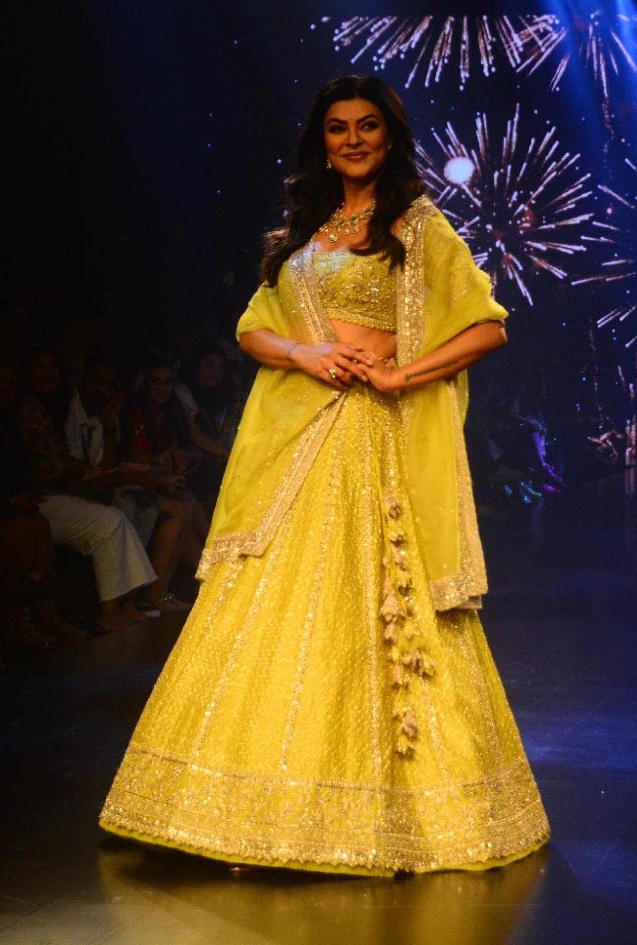 Before leaving the fashion show's venue, Sushmita also posed for fans and clicked pictures with them.She also interacted briefly with paparazzi. One of the photographers told her, 