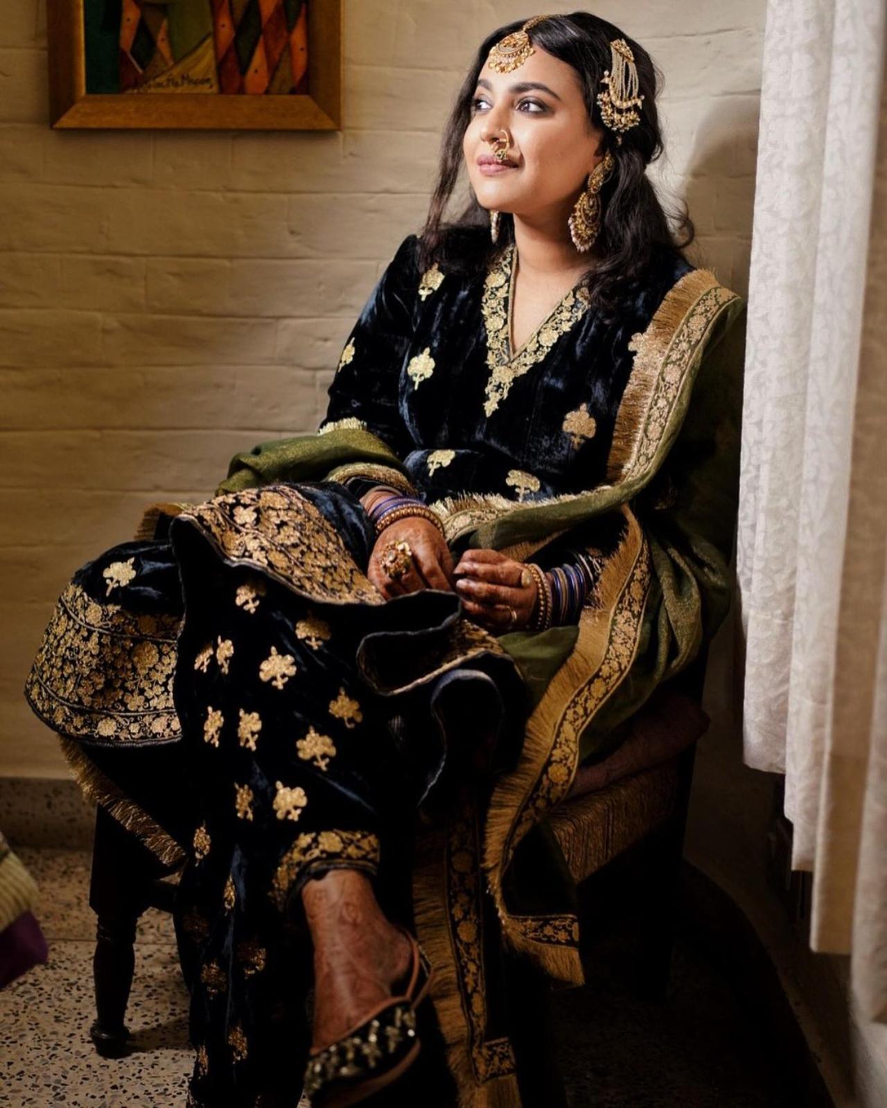 Actress Swara Bhasker looked stunning in an ethnic joda by the label Heena Kochhar. Swara paired her ensemble with some gold jewellery to compliment the gold work in her outfit.