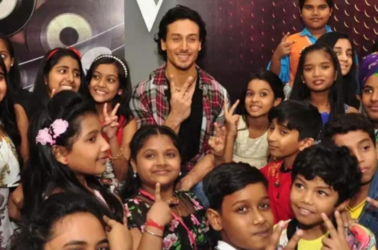 A bunch of fans turned up outside the actor’s gym and though in a hurry, Tiger stepped aside to interact with them and sign autographs, leaving them all with wide smiles