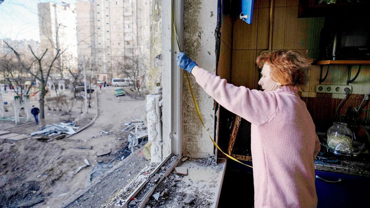 Russian missile hits Ukrainian apartment building; one killed