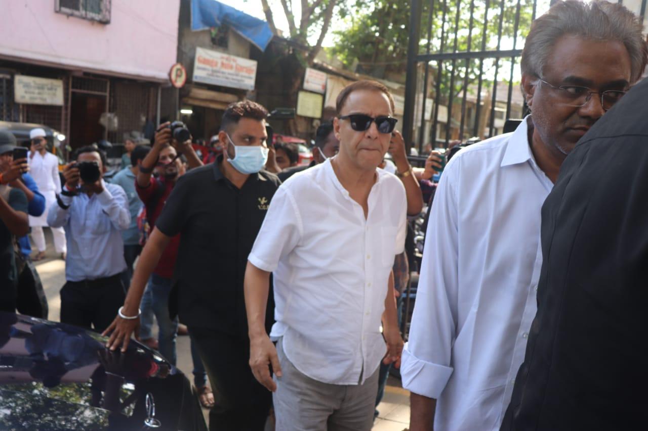 Filmmaker Vidhu Vinod Chopra who has collaborated with Sarakar in the past also arrived for the funeral. (Pic/Anurag Ahire)