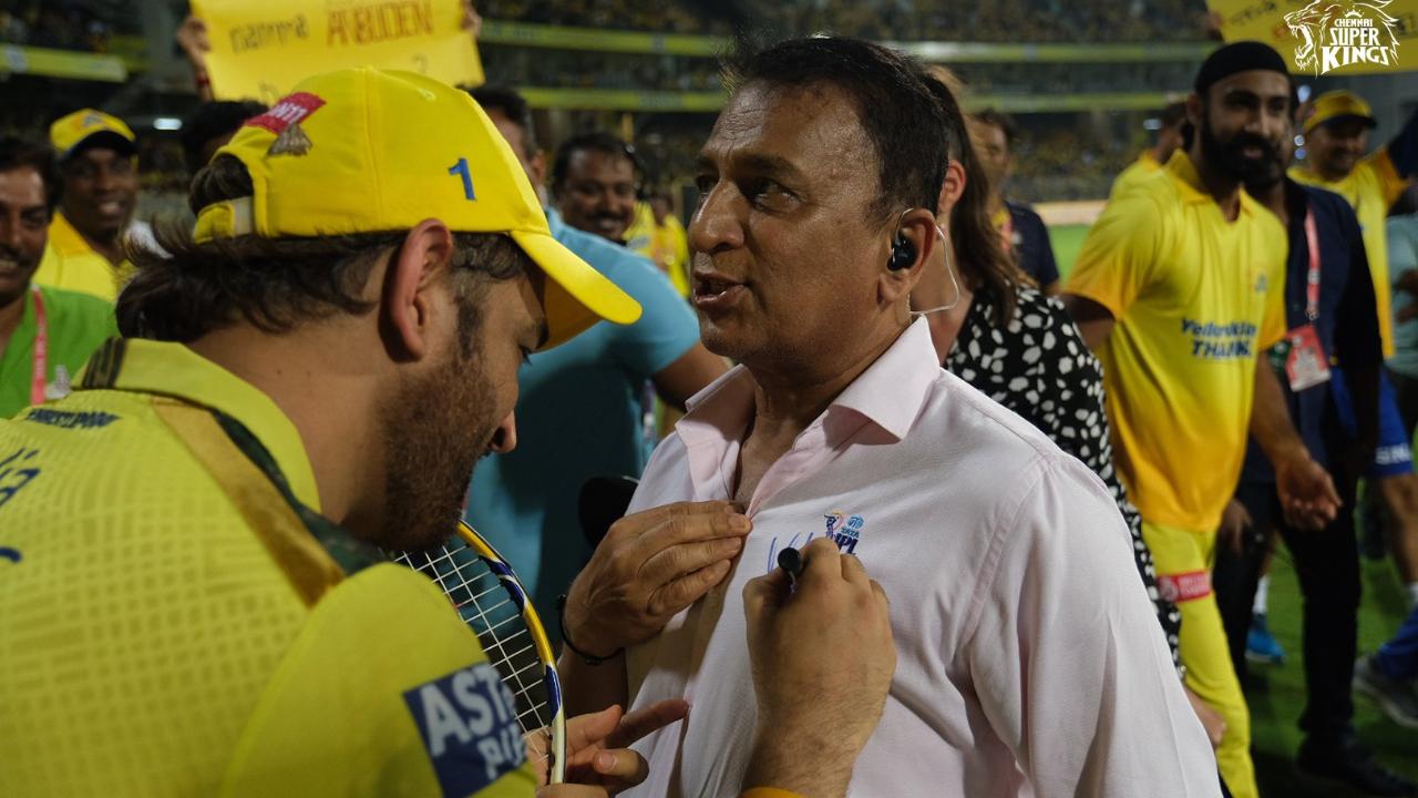 Chennai Super Kings took a lap of honour to thank fans at Chepauk after their last home league game of the season. Sunil Gavaskar, taking this opportunity, went to MS Dhoni and asked for his autograph. The CSK captain signed Gavaskar's shirt, giving the fans a heartfelt moment. It was a fitting tribute from one legendary cricketer to another. (Pic: Twitter/ChennaiIPL)