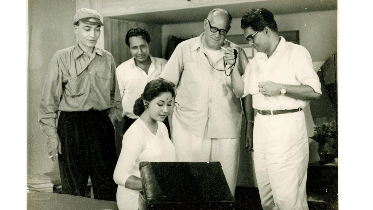 Kishore Sahu, Josef Wirsching and Kamal Amrohi gather around Meena Kumari during the shooting of Dil Apna Aur Preet Parai (d. Kishore Sahu, p. Kamal Pitures, 1960)