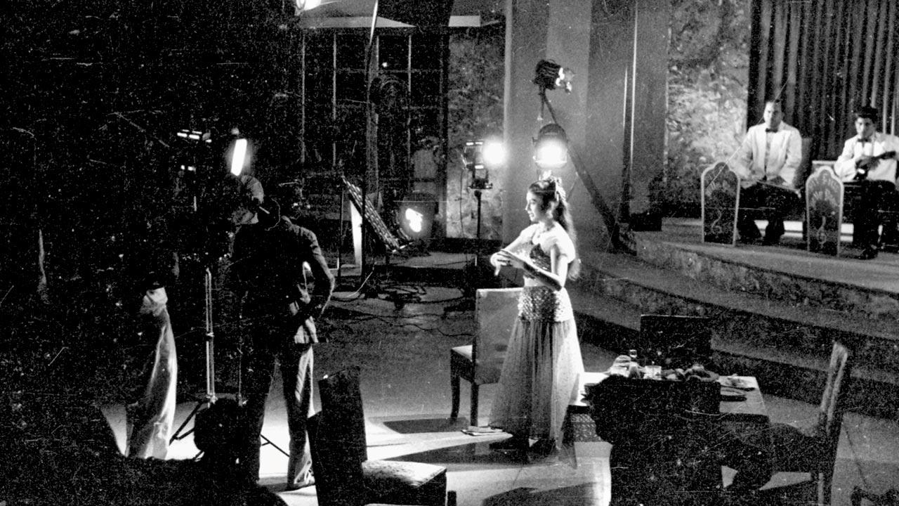 Helen rehearses the cabaret number, ‘Yeh itni badi mehfil aur ik dil, kisko doon,’ for the film Dil Apna Aur Preet Parai (d. Kishore Sahu, p. Kamal Pictures, 1960). Wirsching and his wife, Charlotte make an appearance in the song as guests at the party
