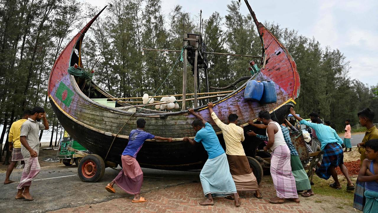 Around 500,000 people have been evacuated to safer areas. As part of its preparation, Bangladesh shut nearby airports, ordered fisherfolks to suspend their work and set up 1,500 shelters as people from vulnerable areas were moved to safer spots. Pic/AFP