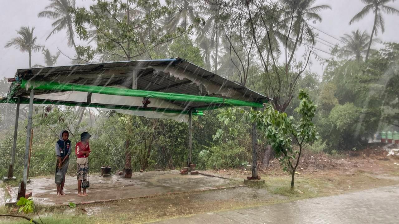 According to the latest bulletin by the Met Office, the cyclone is 250 kilometres south of Cox's Bazar and is now crossing the coast. The forecast was it will make landfall with heavy rains and winds on Sunday afternoon. Pic/AP/PTI