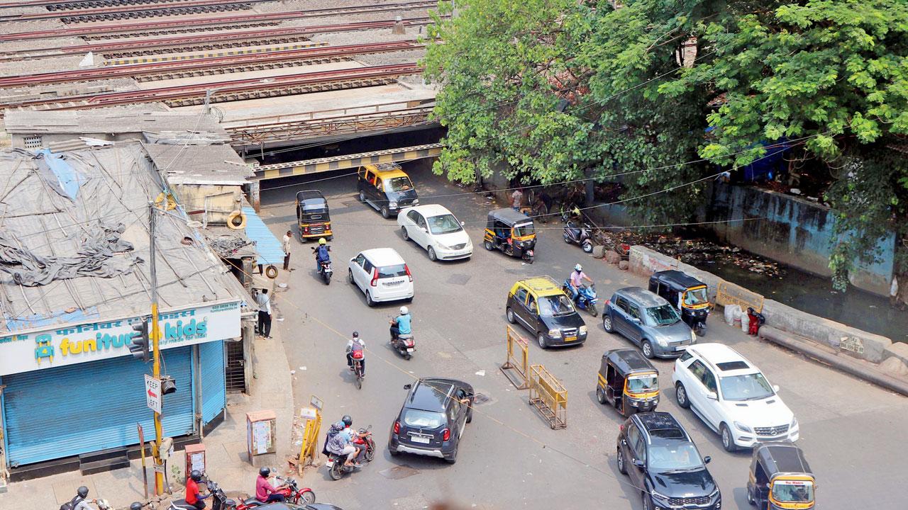 Andheri subway on Sunday. Pics/Anurag Ahire