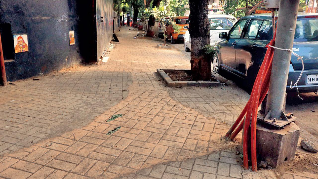 The footpath at Ranade Road, Dadar West