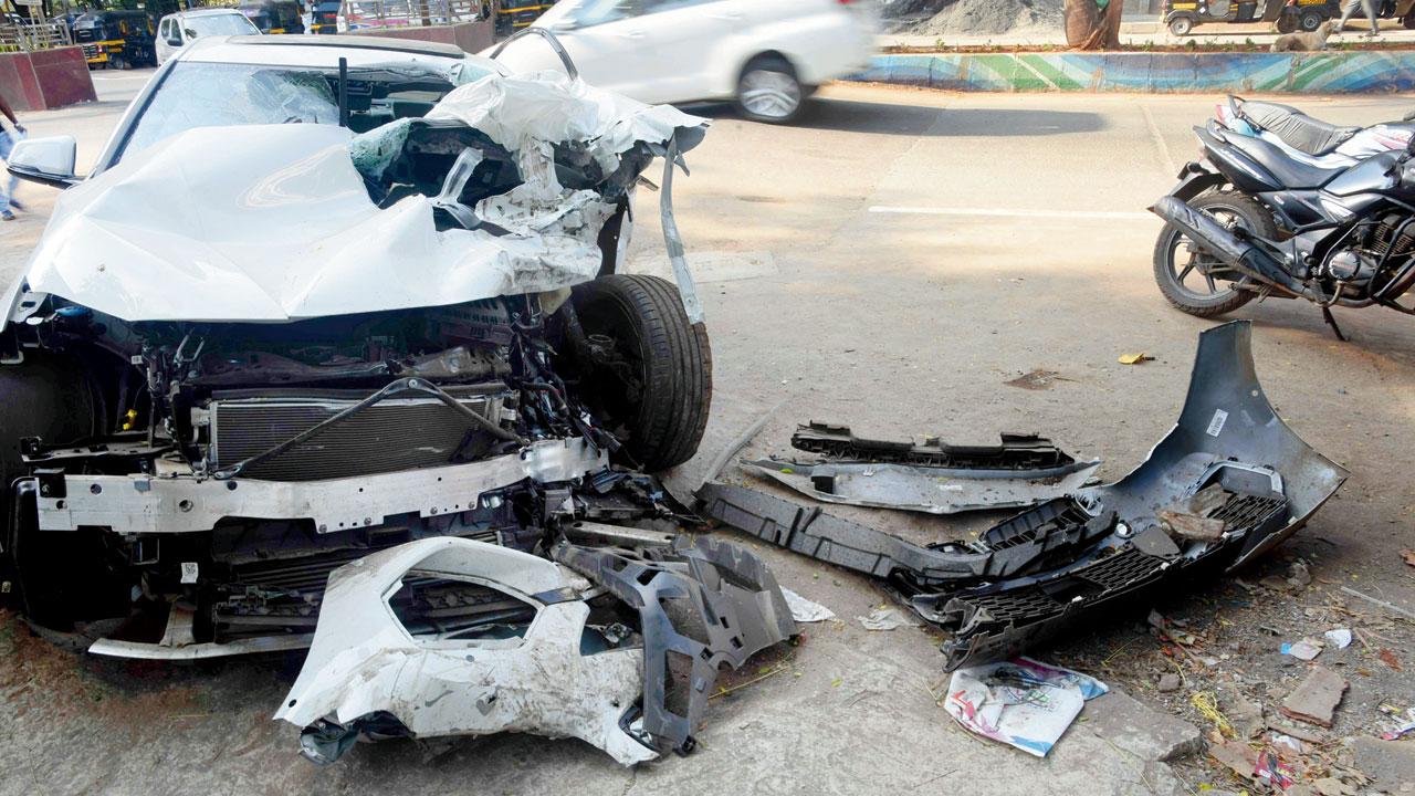 Cops said they partied till 3 am after which Ardhvyu Vijay Bandekar, 27, decided to drop his friends at their hotel in his mother’s BMW (Pic/Sameer Markande)