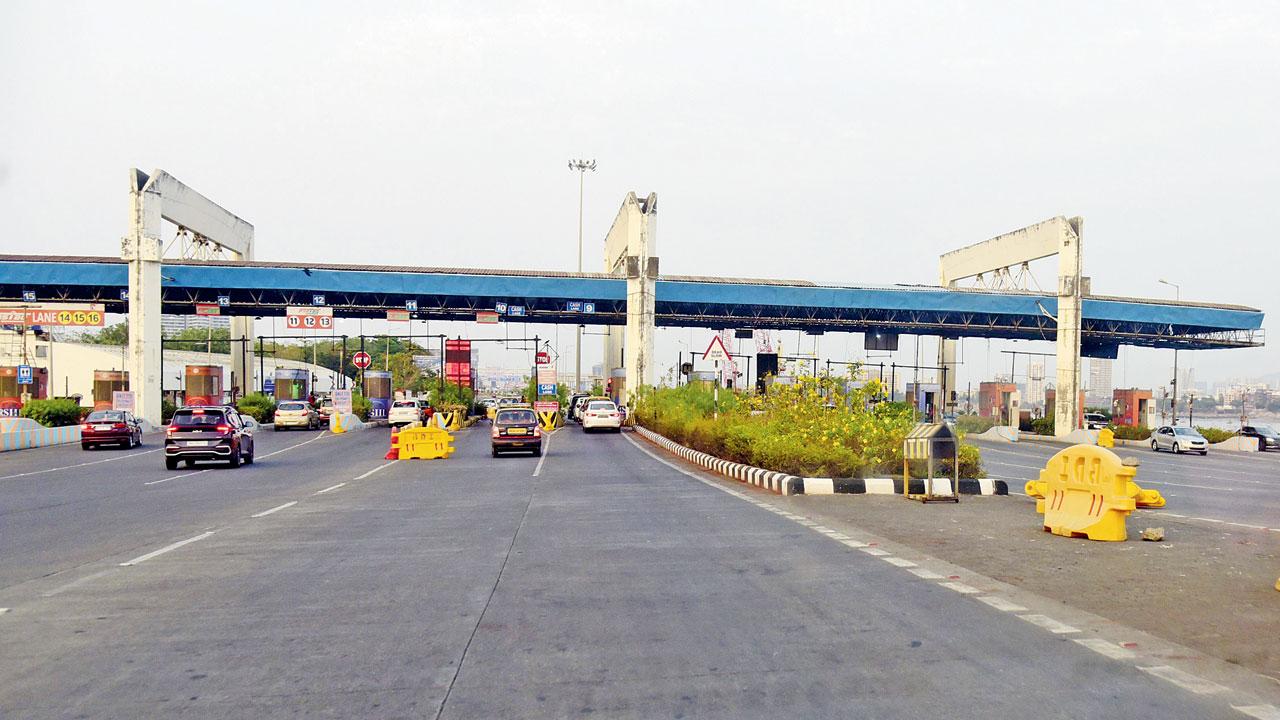 The spot on the Bandra-Worli sea link which Kiran had crossed before being asked to take a U-turn. Pic/Atul Kamble