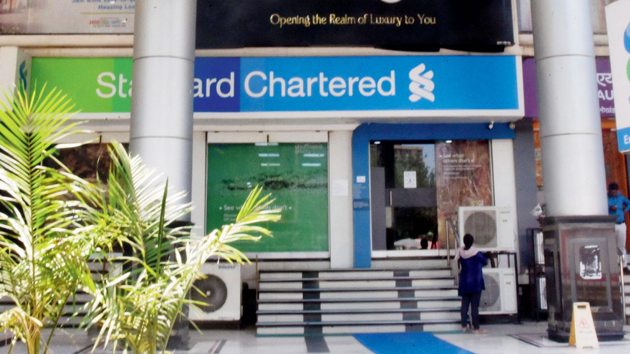 No queue is seen outside the Standard Chartered Bank in Andheri, on Tuesday. Pic/Sameer Markande