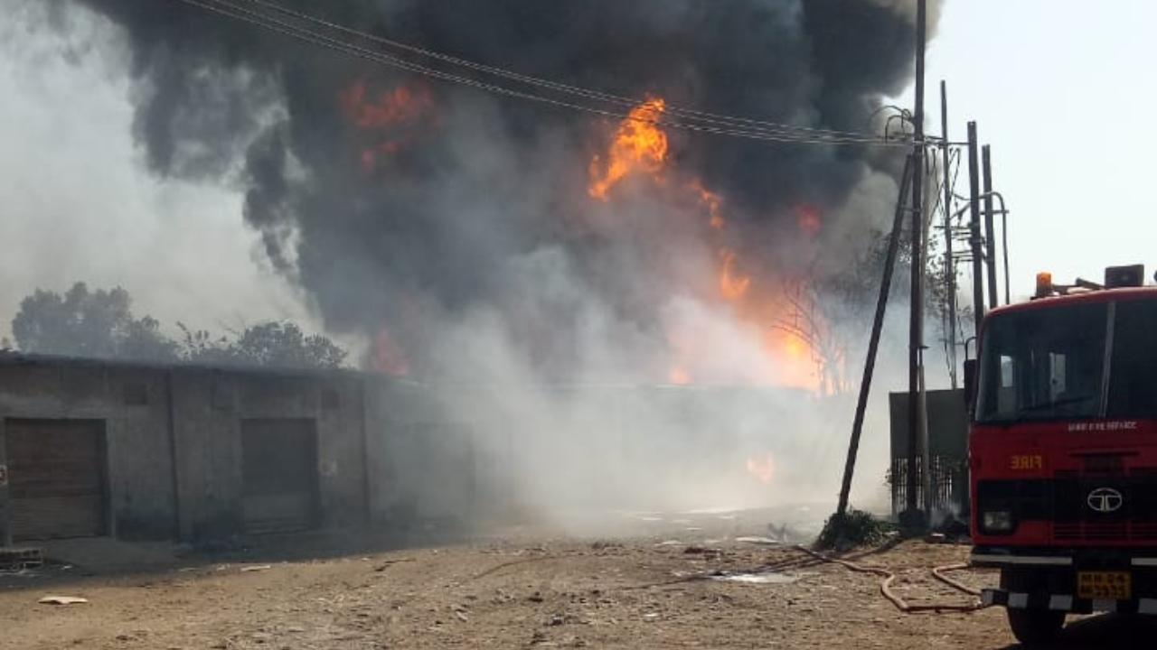 Thane: Massive fire breaks out at chemical godown in Bhiwandi, operations underway