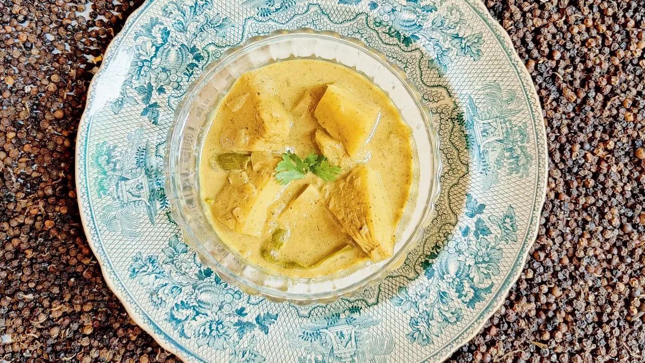 The breadfruit caldin is a mild and delicious yellow curry made using a few spices and coconut milk. 