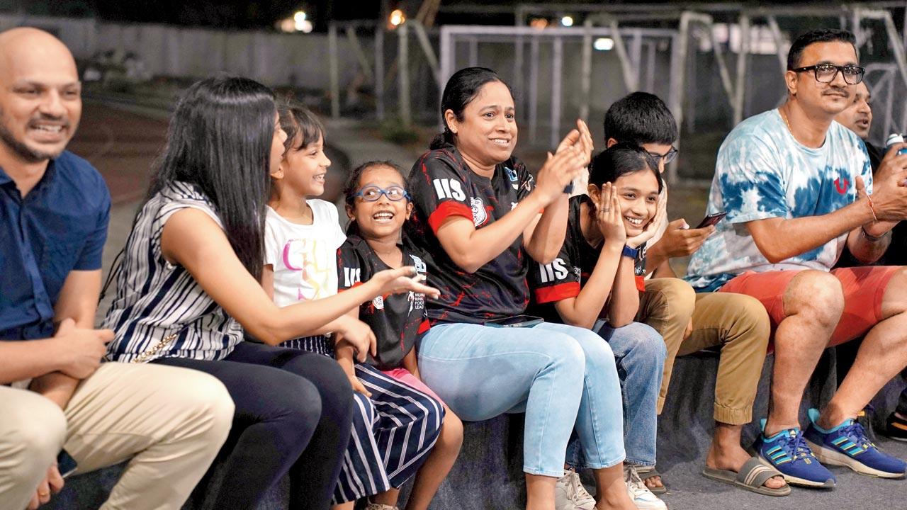 Spectators cheer on the sidelines of the rink. Pics/Aishwarya Deodhar