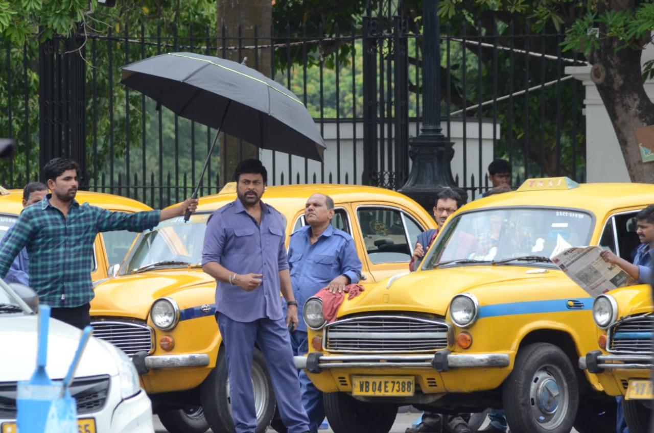 According to reports, Chiranjeevi arrived at Victoria Memorial in Kolkata at around 9 am on Thursday in an SUV. A massive crew with 30 yellow taxis were awaiting the arrival of the megastar