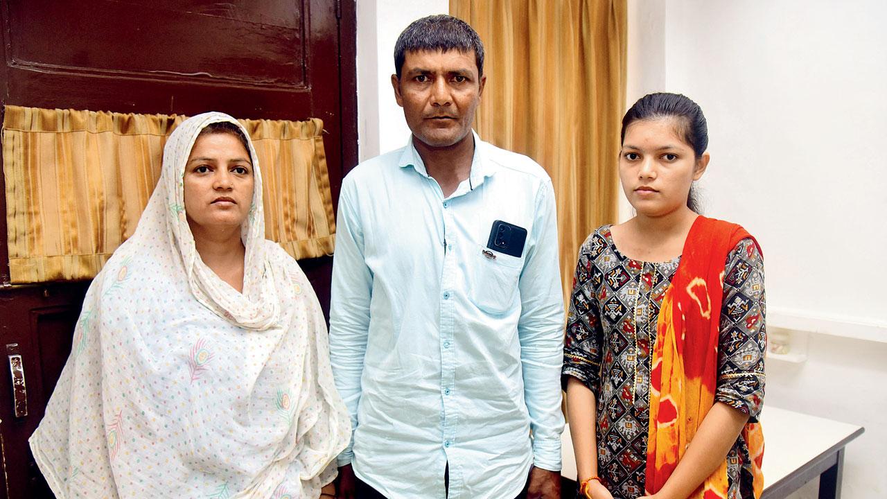 (From left) Darshan’s mother Tarlikaben Solanki, sister Janhvi Solanki and father Ramesh Solanki, at Mumbai Press Club, on May 11. Pic/Shadab Khan