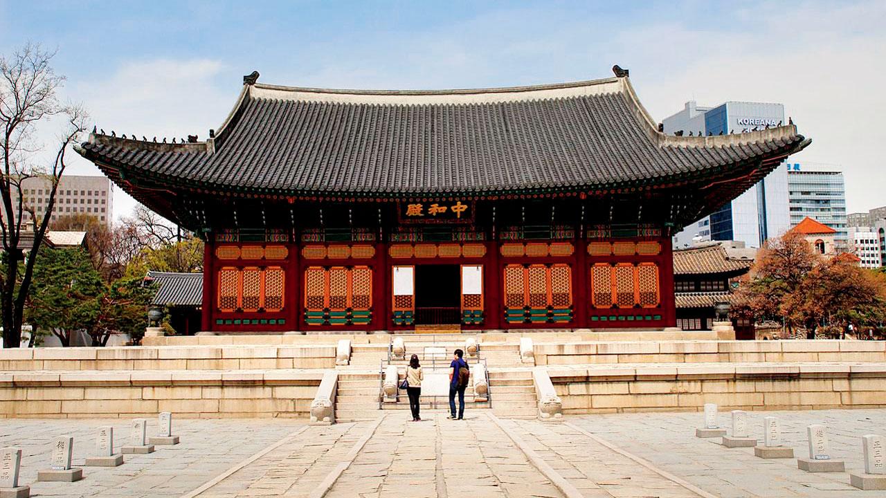 Close to where the author lived was Deoksugung Palace, one of the five grand palaces built by the kings of Korea’s Joseon dynasty