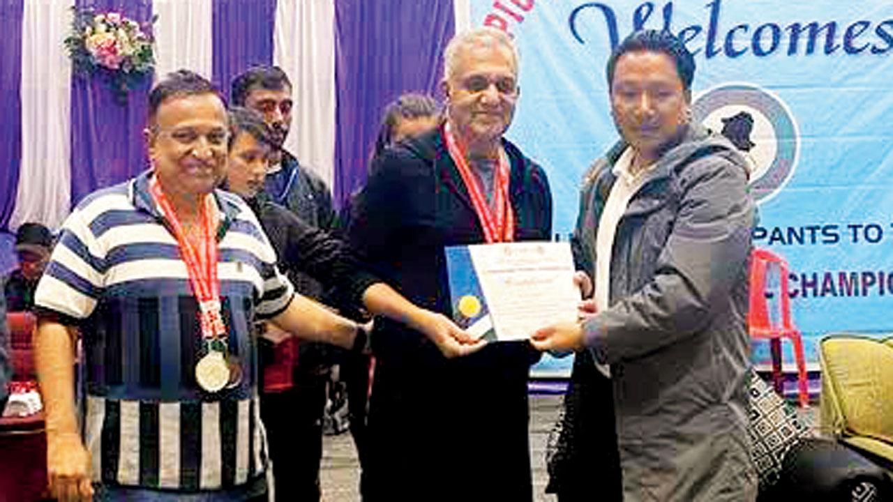 Mohanani (centre) receiving the medals 