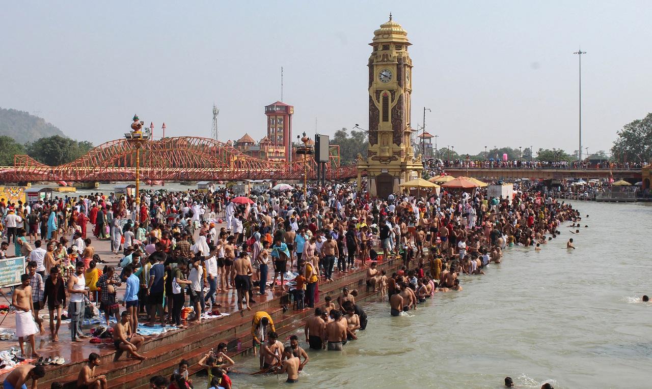 People were seen performing puja on the banks of the Ganga