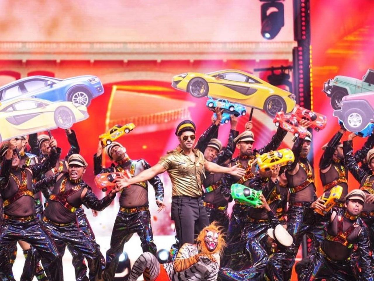 Varun Dhawan also put up an exhilarating performance at the awards night. With multiple costume changes, the actor was at his finest as he performed to hit Bollywood tracks