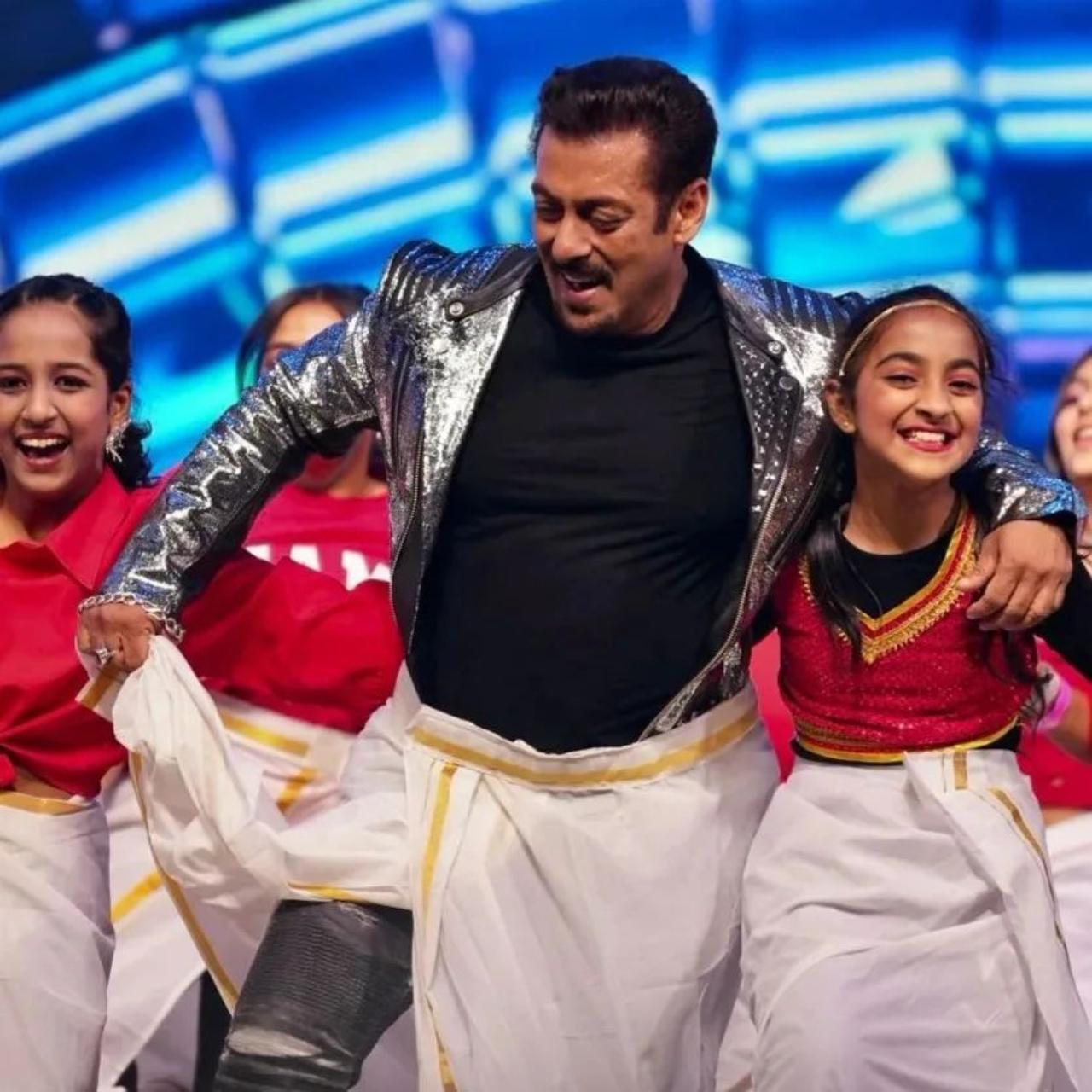 Superstar Salman Khan's performance was one of the highlights of the awards night. The actor dressed in a mundu dance to the song 'Let's dance Chotu motu' from his film 'Kabhi Eid Kabhi Diwali'