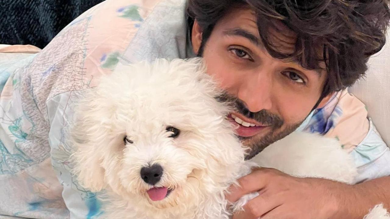  Kartik Aaryan drops adorable video with his pet Katori, fans call them  'cutest pair'