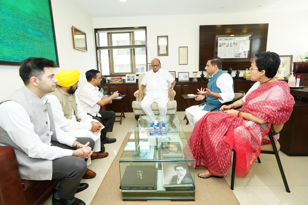 The two CMs on Wednesday met Shiv Sena (UBT) president Uddhav Thackeray at the latter's residence here to seek support for the AAP's fight against the Union government's ordinance for the control of services in Delhi (Pic/AAP Mumbai)