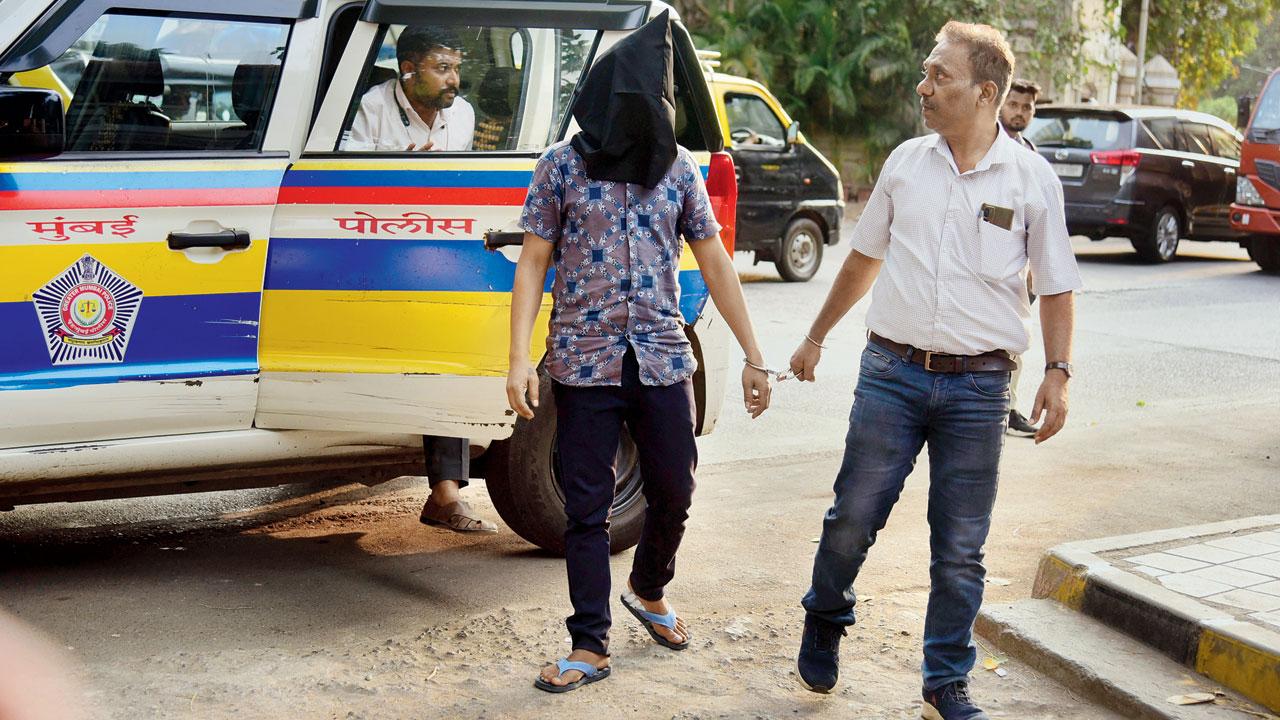 The police bring accused Krishna Manbahadur Periyar to the DCP office in Bandra, on Tuesday. Pic/Atul Kamble