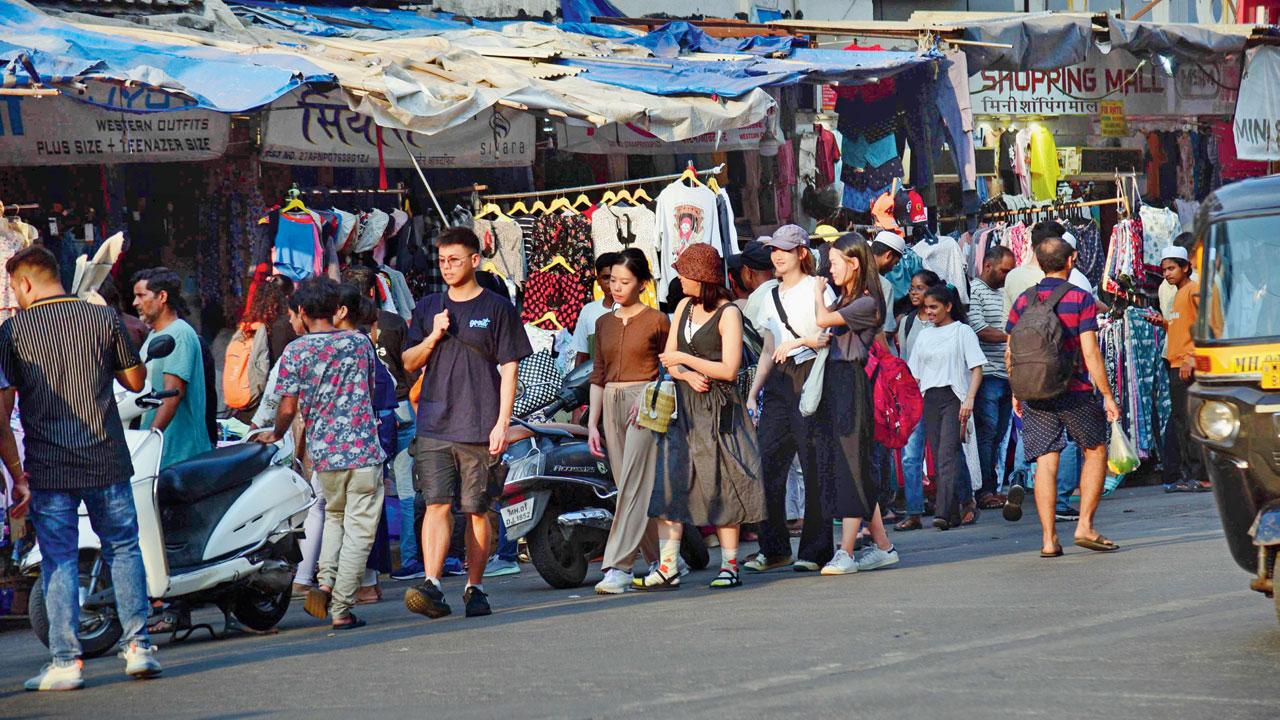 People shopping at Linking Road. Pic/Pradeep Dhivar  