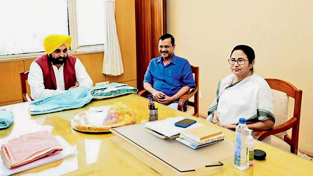 Mamata Banerjee assures support to Arvind Kejriwal in fight against Central ordinance