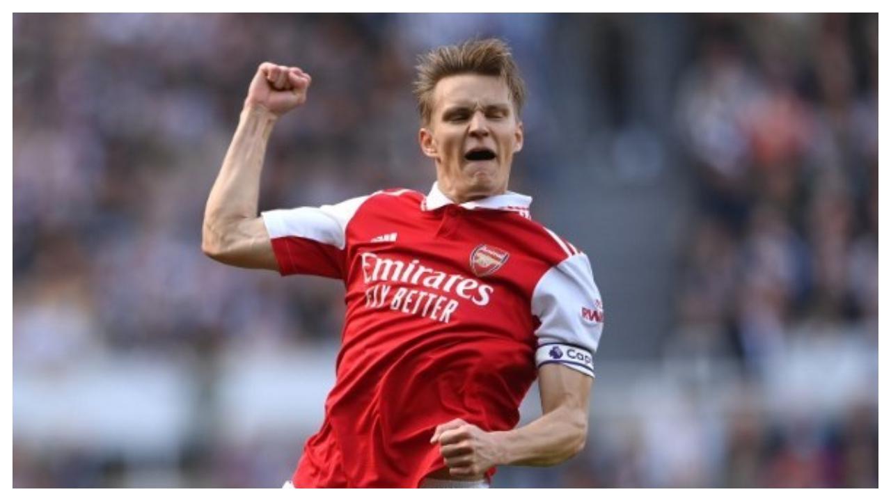 Arsenal wins, Man U loses to leave plenty to play for in EPL