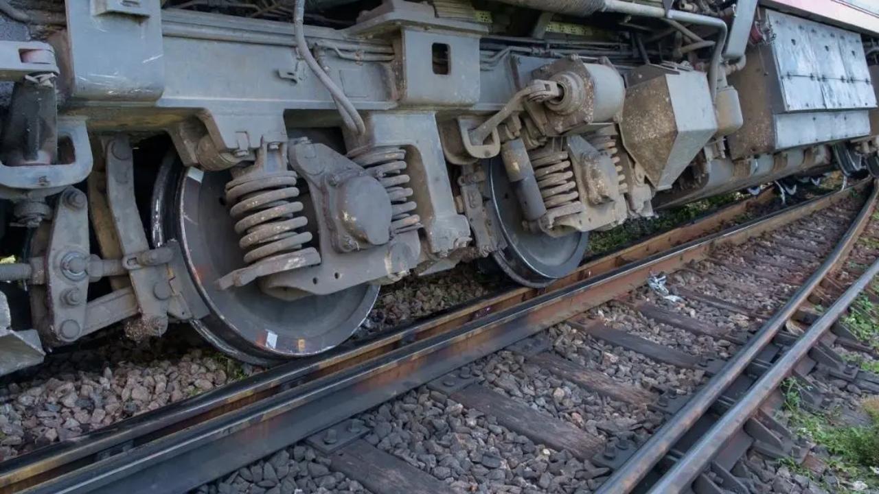 1280px x 720px - West Bengal: Local train derails after hitting goods train in Saktigarh, no  casualty