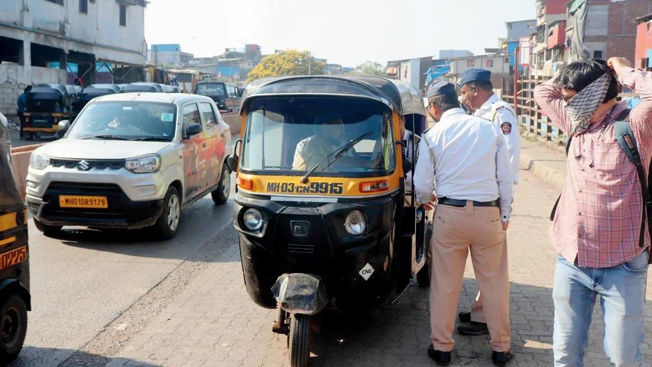 In Pic: A traffic cop inspects an auto at Bandra station. mid-day had reported how the auto drivers here had put up posters with their own fares displayed. Pic/Anurag Ahire
Your ride in an auto-rickshaw in  Mumbai might just cost you more than a flight ticket when counted per-km. Mumbai’s autowallahs seem to be giving the country’s most expensive rides ever. If a Mumbai-Delhi flight on an average costs R3,000 for a 1,150-km distance, which breaks down to about Rs 2.65 per km, Mumbai’s fleecing auto drivers have been charging on an average Rs 100 per km. This is four times higher than the official meter fare of Rs 23 for a minimum distance of 1.5 km