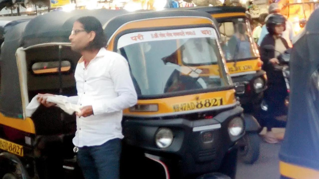 In Pic: mid-day reporters went on a test drive in Malad, where several auto drivers refused to go by meter. Pic/Suraj Pandey
Many auto drivers charge arbitrary fares. Some auto drivers take advantage due to the limited access to particular places like Aksa beach in Malad, which sees a good number of visitors, especially on weekends and in summer vacations