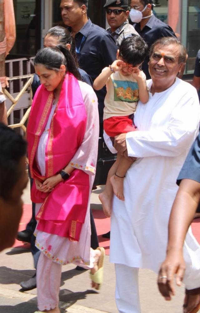 Mukesh Ambani visits Siddhivinayak