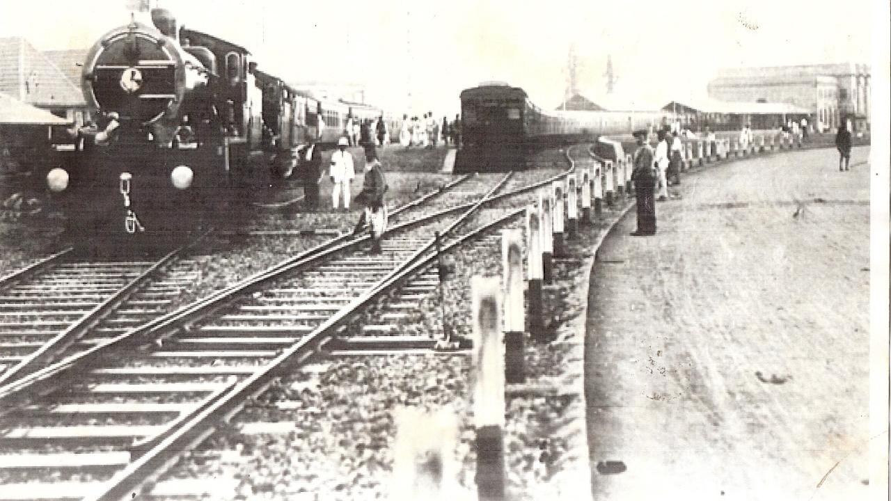The Punjab Limited used to run on fixed mail days from Bombay's Ballard Pier Mole station all the way to Peshawar, via the GIP route, covering the distance of 2,496 km in about 47 hrs. The train comprised of six cars- three for passengers and three for postal goods and mail
