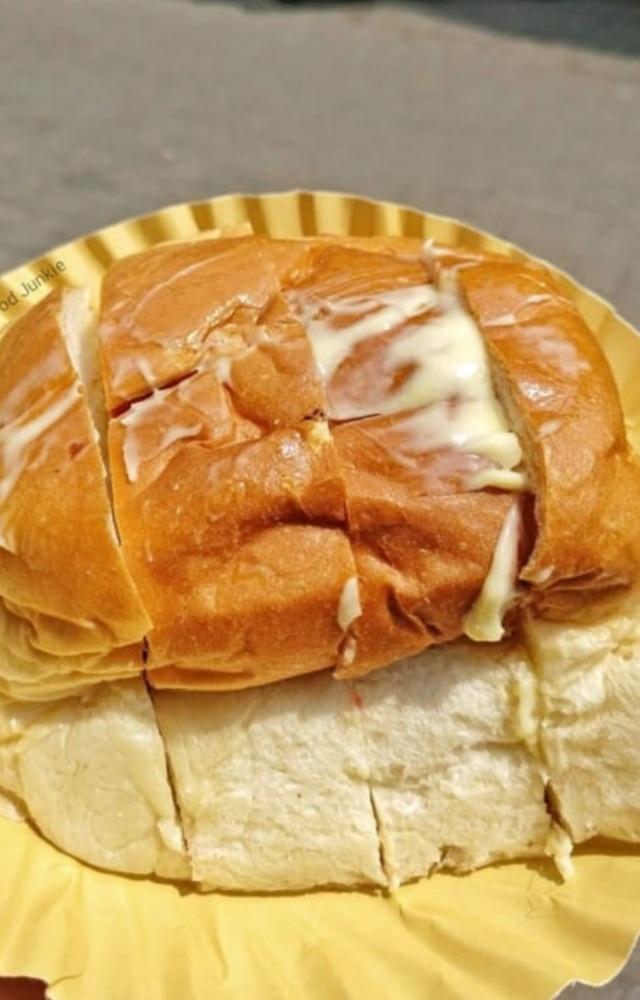 Located in Malad West this café has shawarma, kebabs, North Indian and fast food on its menu. Bun maska here is fully loaded with butter and costs only Rs 20