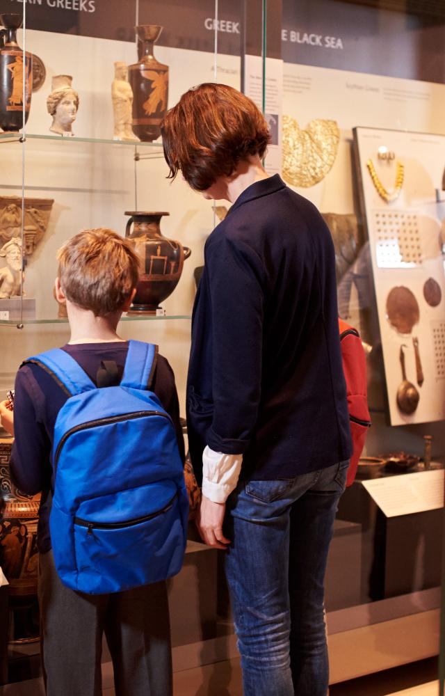 It is ideal to visit a museum on weekdays if you want to avoid the crowd. So, pick a day and time that will allow you maximum time in front of the exhibitions
