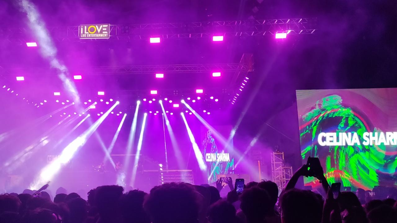 While the night started early, the crowd kept pouring in and as expected, it was a jam-packed arena. People of all ages were warmed up with performances by different Indian artists including Celina Sharma and Nikita Gandhi. Photo Courtesy: Nascimento Pinto