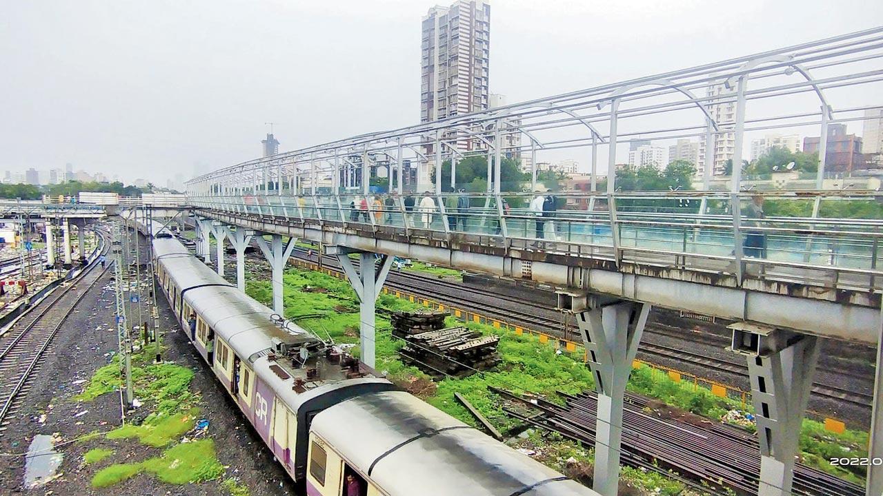 MMRDA commissions pedestrian bridge to 'safely' cross Western Expressway