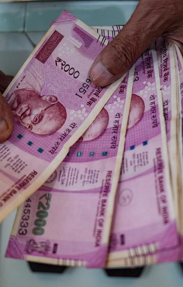 Small queues for Rs 2,000 note exchange