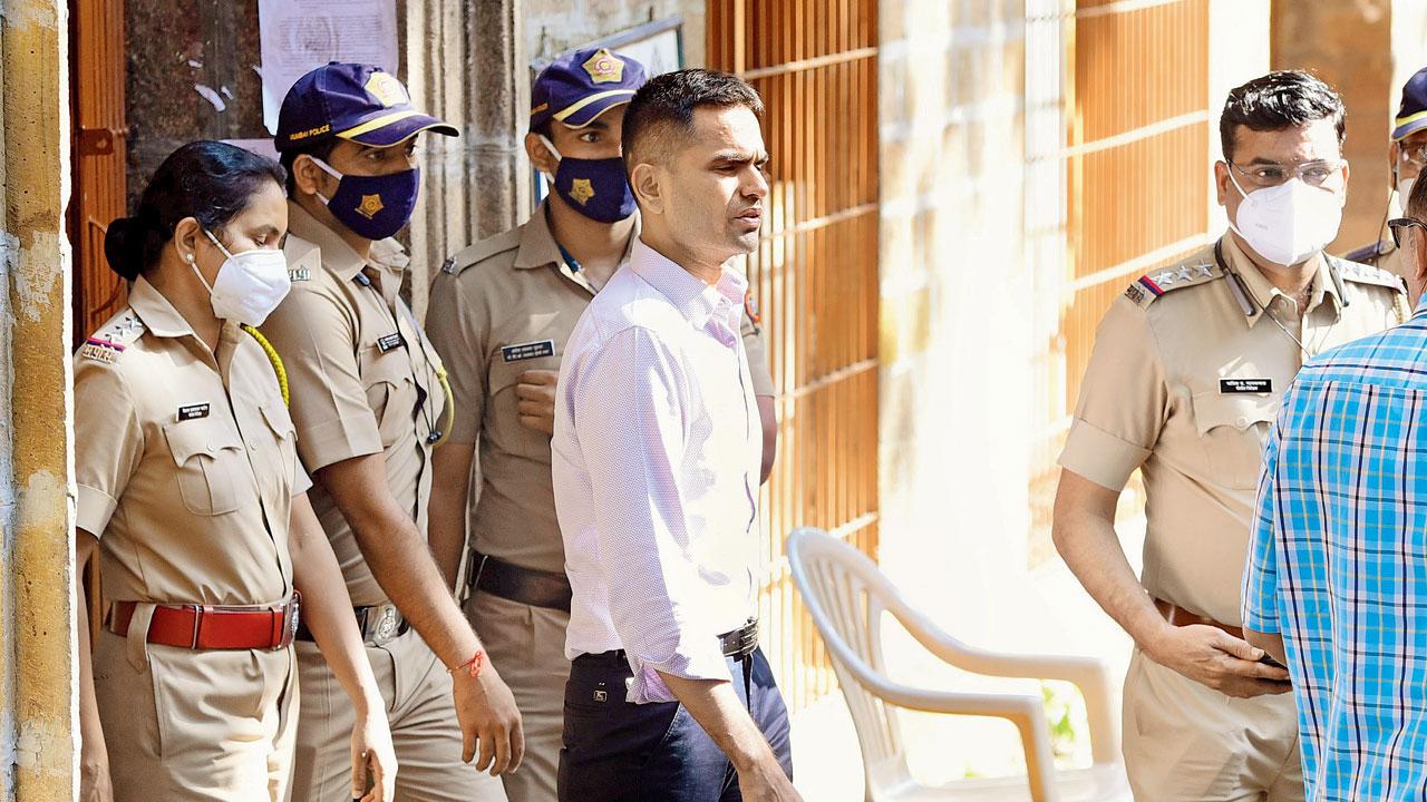 Sameer Wankhede leaves the NCB office at Ballard Estate in the city on October 3, 2021. Pic/Shadab Khan