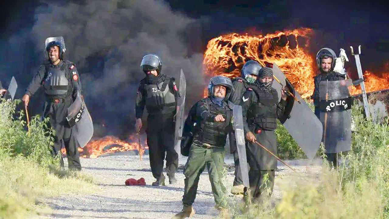 Pak cracks down on Imran supporters, hundreds arrested