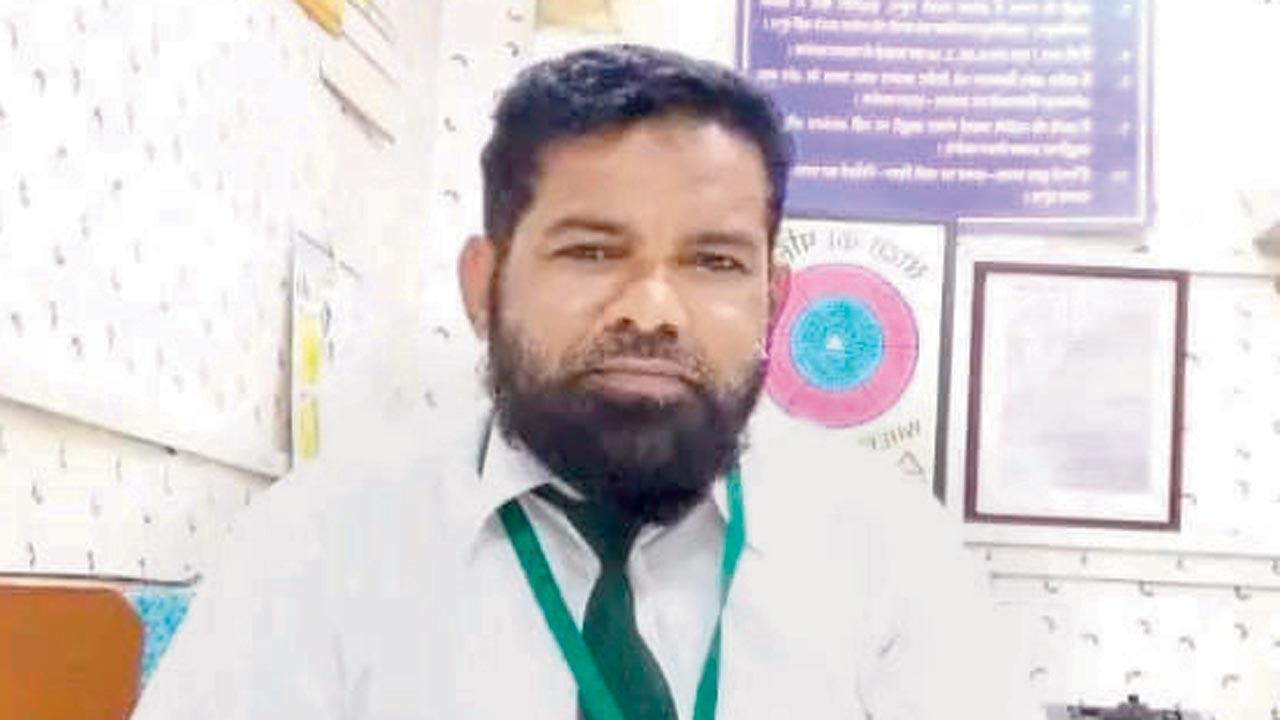 Ashfaque Shaikh, Kandivli railway station master