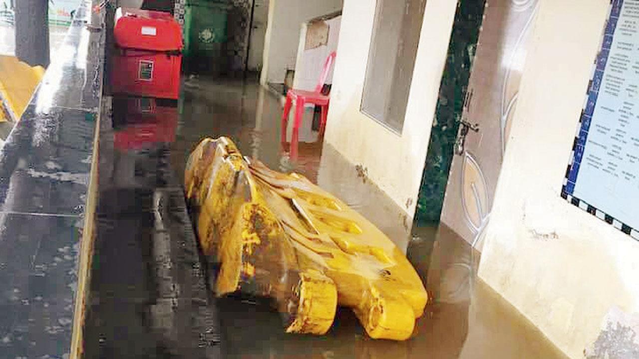 The flooded Tulinj police station premises. Pics/Hanif Patel